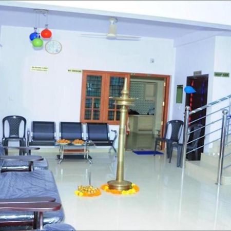 Adhithya Apartments กูรูวาเยอร์ ภายนอก รูปภาพ