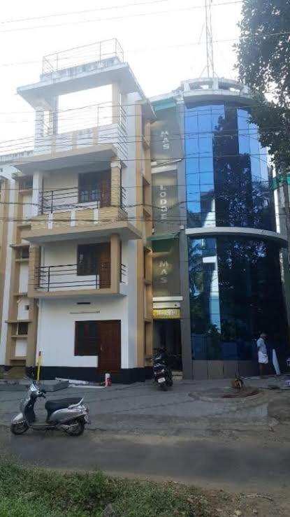 Adhithya Apartments กูรูวาเยอร์ ภายนอก รูปภาพ