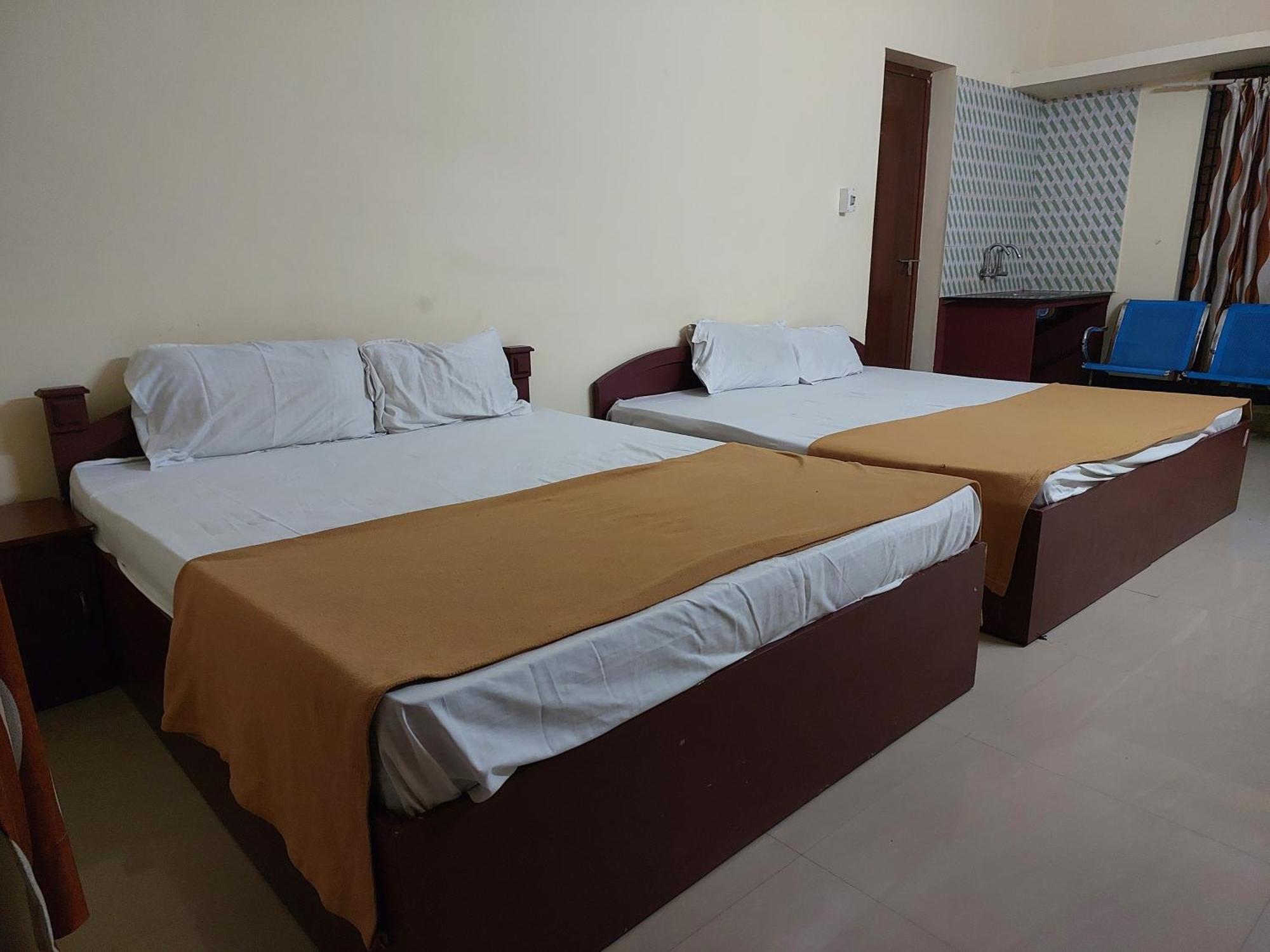 Adhithya Apartments กูรูวาเยอร์ ภายนอก รูปภาพ