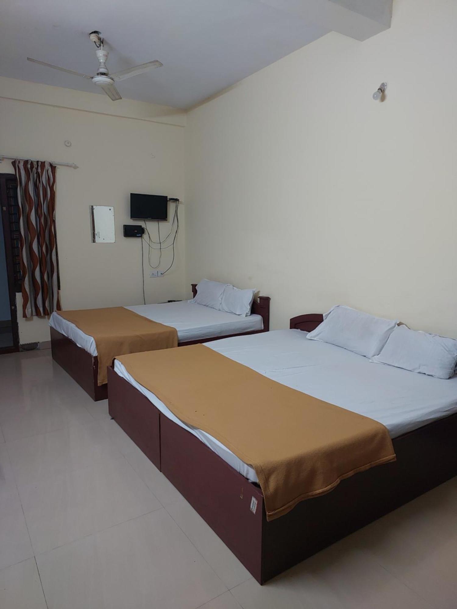 Adhithya Apartments กูรูวาเยอร์ ภายนอก รูปภาพ