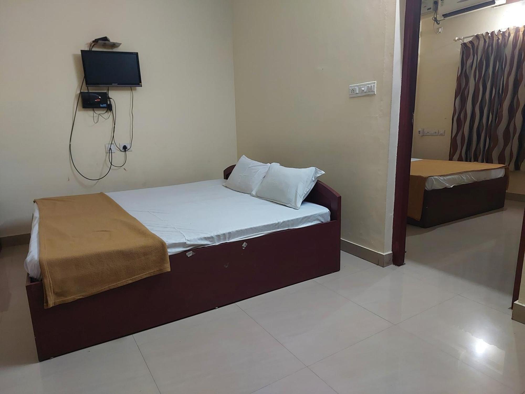Adhithya Apartments กูรูวาเยอร์ ภายนอก รูปภาพ