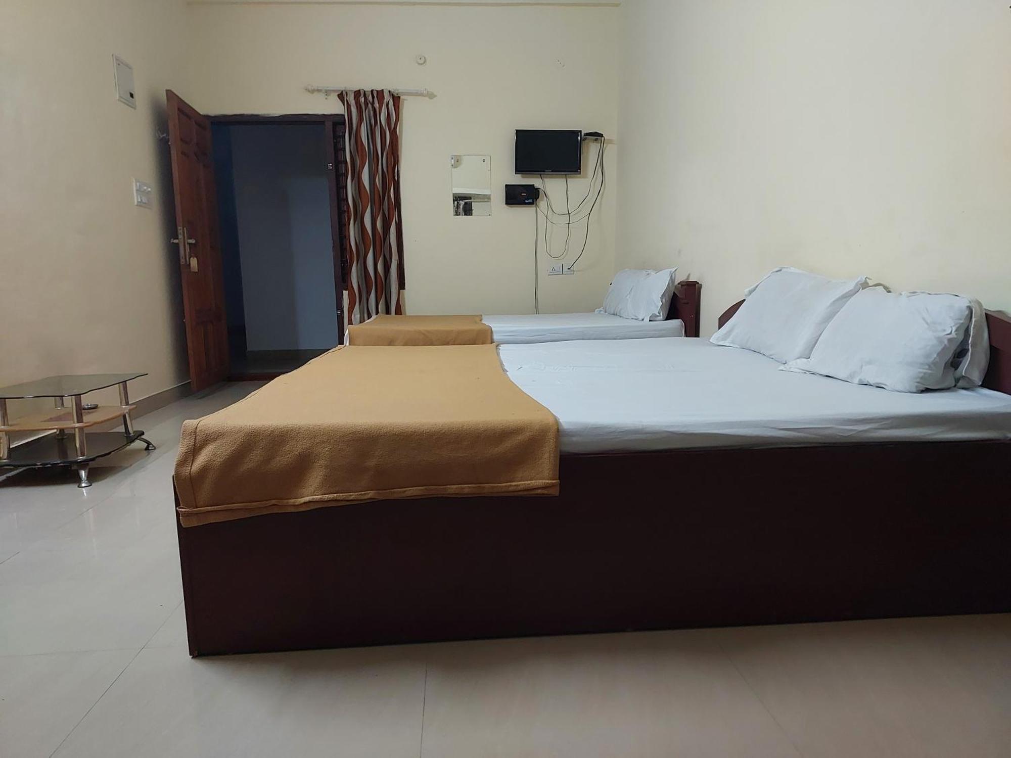 Adhithya Apartments กูรูวาเยอร์ ภายนอก รูปภาพ